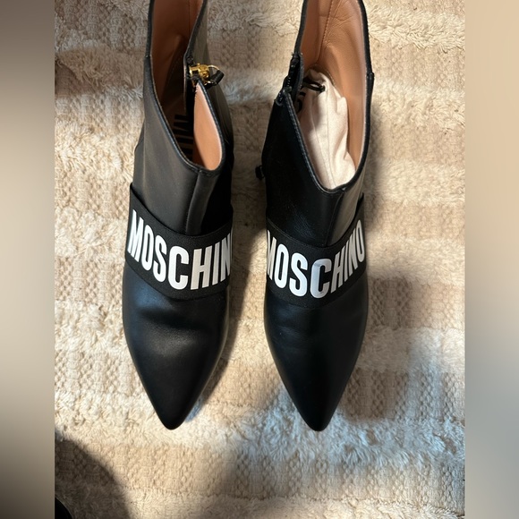 Beautiful Moschino flat boots - Picture 2 of 4